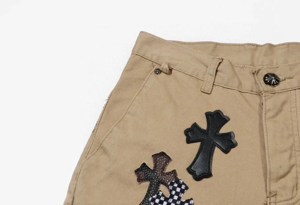 P280 Chrome Hearts/Chrome Hearts camouflage checkerboard horsehair cross patch leather jeans Full of exploring the ultimate in fashion, Chrome Hearts' new Chrome Hearts pants cleverly integrate camouflage cross, checkerboard horsehair cross and other elements to break traditional boundaries. The clever fusion of Mattyboy’s same style, overalls and khaki jeans brings endless matching inspiration to fashionistas. This pair of Croxin overalls not only presents a unique retro style, but also combines comfort and sophistication with its wide-leg, loose design. The mid-high waist design matches a lazy and casual style, which not only makes the legs longer but also maintains a casual feel, it is a must-have fashion choice for trendy men and trendy women. Khaki overalls are unique in leather matching and color selection, making them the leader among overalls. Chrome Hearts' khaki cross chino casual pants have a prince-like aristocratic feel. The pants have 40 panels of leather and full texture. The W34 size is perfectly presented and has become the focus of the forefront of fashion. Whether it's for daily wear or a trendy try, these pants can bring you an excellent fashion experience.
